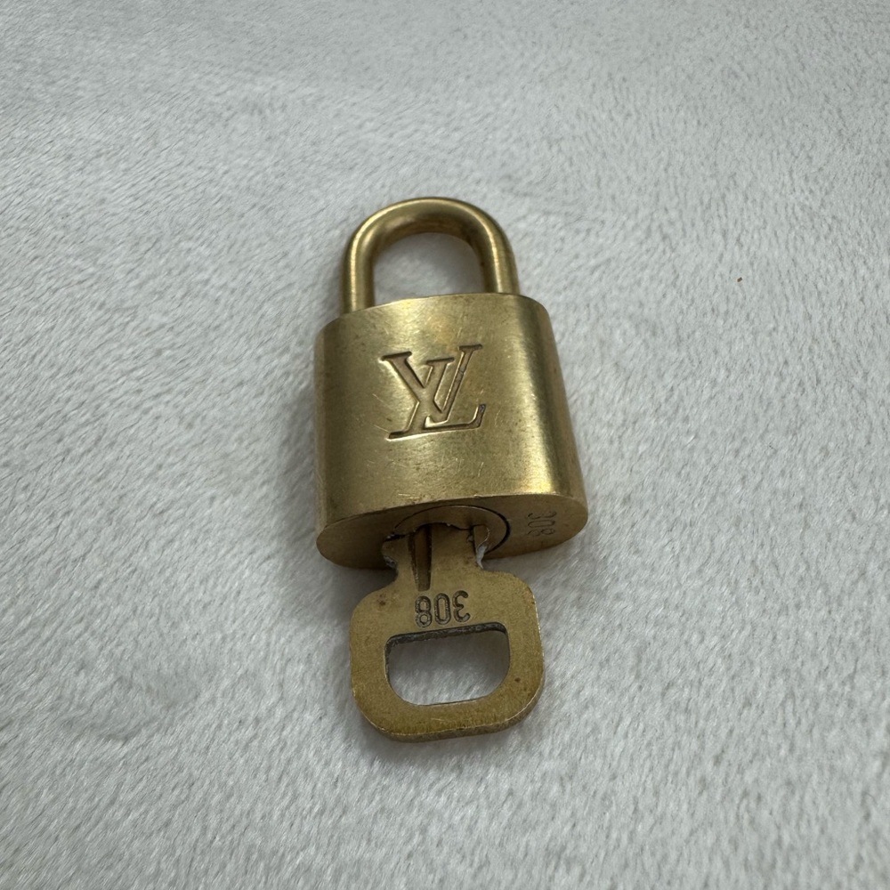 Louis Vuitton # 308 Lock and Key 🔐✨ - Picture 3 of 5